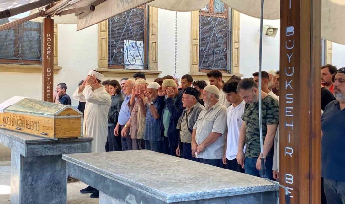 Tırın altında kalarak hayatını kaybeden genç motosikletçi son yolculuğuna uğurlandı Kocaeli’nin İzmit ilçesinde geçmek istediği tırın altında kalarak hayatını kaybeden