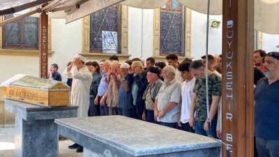 Kocaeli’nin İzmit ilçesinde geçmek istediği tırın altında kalarak hayatını kaybeden