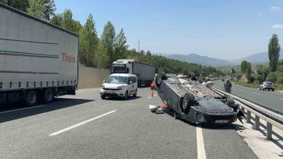 Kastamonu’nun Tosya ilçesinde tırın dorsesine çarpan otomobilin takla attığı kazada