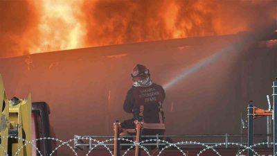 Sakarya’nın Adapazarı ilçesinde traktör bayisinin deposunda büyük çapta yangın çıktı.