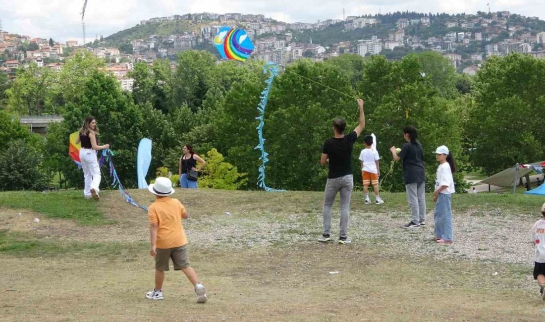 Kocaeli’de Babalar Günü etkinliğinde çocuklar, uçurtmalarla gökyüzünü renklendirip babalarına kendi