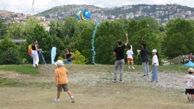 Kocaeli’de Babalar Günü etkinliğinde çocuklar, uçurtmalarla gökyüzünü renklendirip babalarına kendi