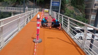 İzmit Yenidoğan üstgeçidinin zemin kaplaması değiştirilerek, yayaların daha güvenli ve