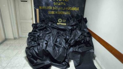 Sakarya’da polis ekiplerince gerçekleştirilen operasyonda, uyuşturucuya emdirilmiş kumaş ruloları ele