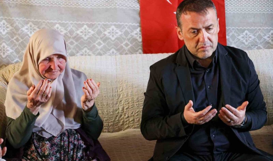 Vali Sözer’den şehit ailesine ziyaret Bilecik Valisi Faik Oktay Sözer, 1989 yılında Tunceli’de vatani görevini