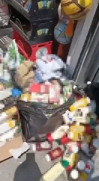 Vatandaş şikayet etti, marketten binlerce tarihi geçmiş ürün çıktı Kocaeli’nin Derince ilçesinde bir markette vatandaşın şikayeti üzerine yapılan denetimde,