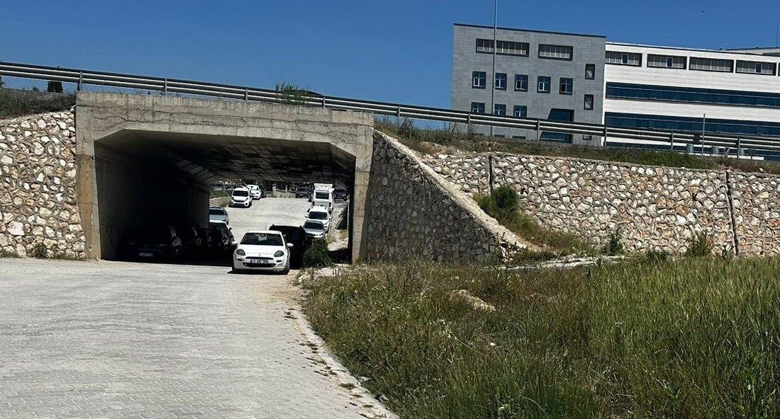 Vatandaşlar araçlarını park edecek yer bulamıyor Bilecik Eğitim ve Araştırma Hastanesi yerleşkesinde yaşanan araba park sorunu