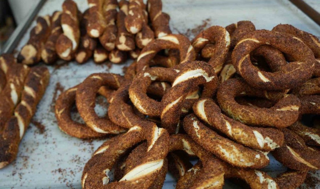 İzmit simidini, ünlü gastronomi yazarı Vedat Milor’un övgüsüyle yeniden gündemde.
