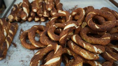 İzmit simidini, ünlü gastronomi yazarı Vedat Milor’un övgüsüyle yeniden gündemde.