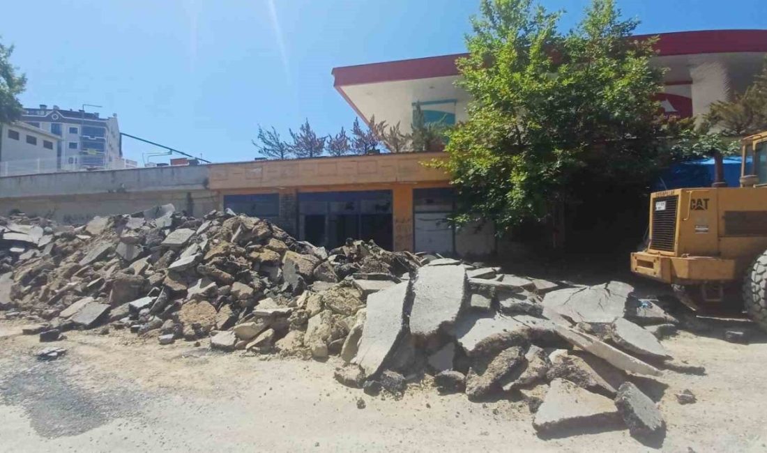 Yalova’da alkol alırken tartıştığı arkadaşını boğazından bıçaklayarak öldürdü Yalova’nın Çınarcık ilçesinde birlikte alkol aldığı arkadaşı tarafından boğazından bıçaklanan