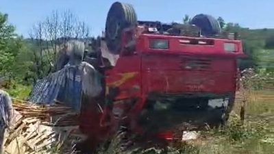 Yalova’da yokuş aşağı inerken freni boşalan kereste yüklü kamyon, Yalova-Bursa