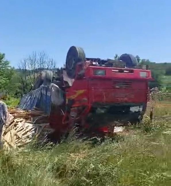 Yalova’da freni boşalan kamyon ters devrildi: 1 yaralı Yalova’da yokuş aşağı inerken freni boşalan kereste yüklü kamyon, Yalova-Bursa