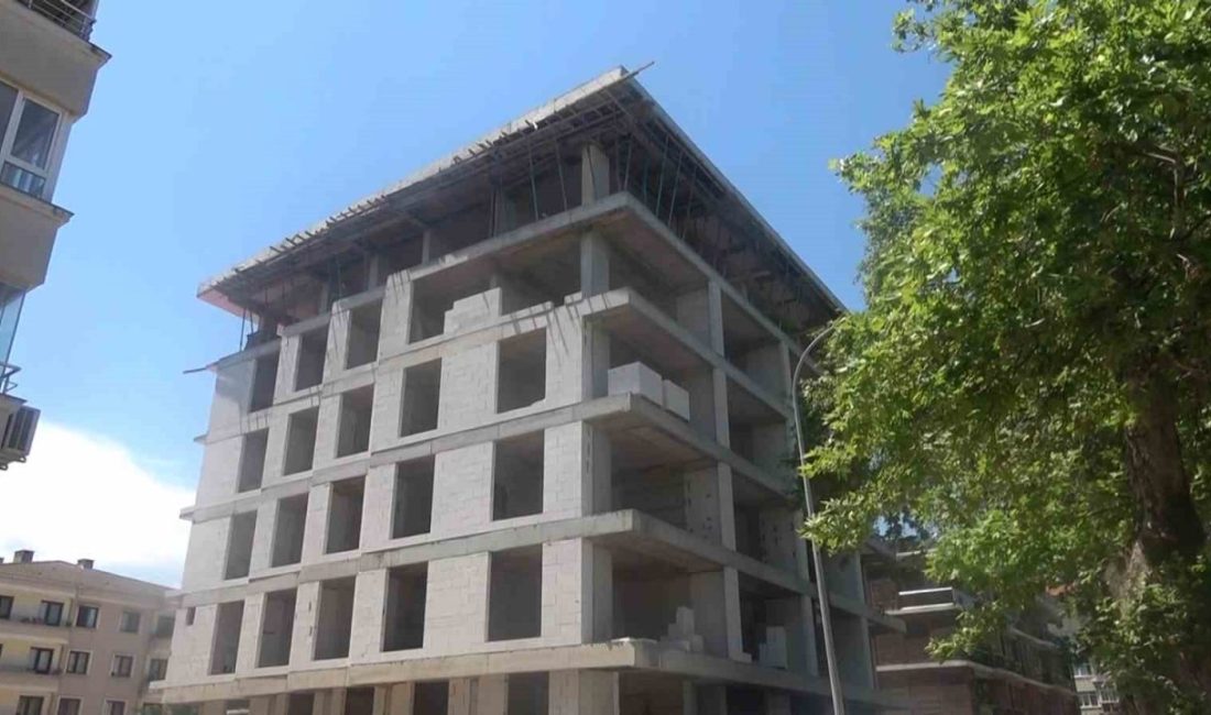 Yalova’da inşaatın 5. katından düşen işçi ağır yaralandı Yalova’da bir inşaatın 5’inci katında çalıştığı sırada dengesini kaybederek düşen