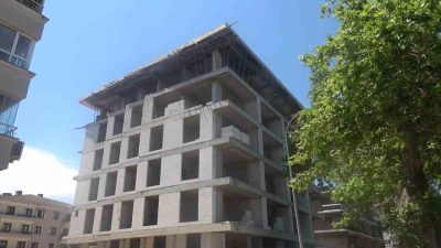 Yalova’da bir inşaatın 5’inci katında çalıştığı sırada dengesini kaybederek düşen