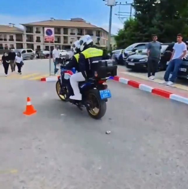 Yalova’da kimliğini unutan öğrencinin imdadına motosikletli jandarma yetişti Yalova’da Yükseköğretim Kurumları Sınavı (YKS) ilk oturumuna gireceği sırada kimliğini