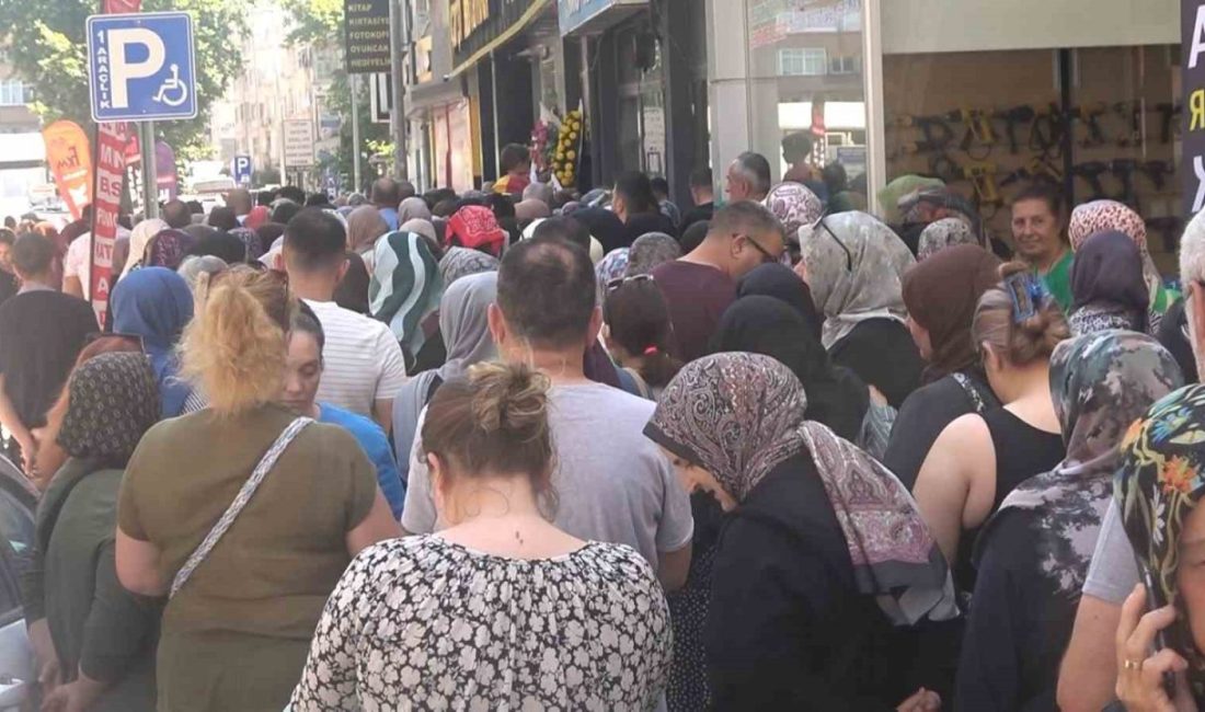 Yalova’da züccaciye, oyuncak ve ev gereçlerinin satışının yapıldığı mağazanın açılışına