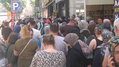 Yalova’da züccaciye, oyuncak ve ev gereçlerinin satışının yapıldığı mağazanın açılışına