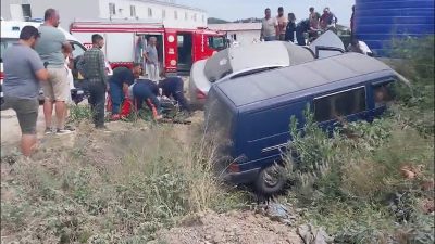 Yalova’da otomobil ve minibüsün çarpışması sonucu meydana gelen trafik kazasında
