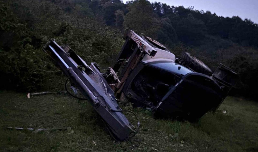 Yamaçtan yuvarlanan iş makinesinden atlayarak kurtuldu Sakarya’nın Hendek ilçesinde çalışma yapan bir iş makinesi yamaçtan yuvarlandı.