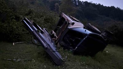 Sakarya’nın Hendek ilçesinde çalışma yapan bir iş makinesi yamaçtan yuvarlandı.
