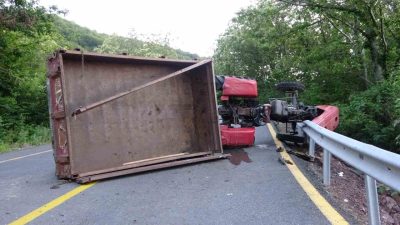 Kocaeli’nin Kartepe ilçesinde sürücünün direksiyon hakimiyetini kaybettiği traktör yan yattı.