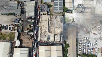 Kocaeli’nin İzmit ilçesinde boya fabrikasında çıkan yangın bir saatte kontrol