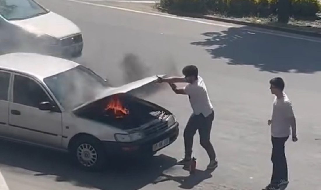 Yanan otomobili duyarlı vatandaşlar söndürdü Düzce’de seyir halinde olan otomobilin motor kısmında çıkan yangını güzergahtan