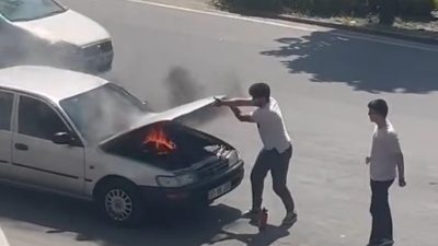 Düzce’de seyir halinde olan otomobilin motor kısmında çıkan yangını güzergahtan