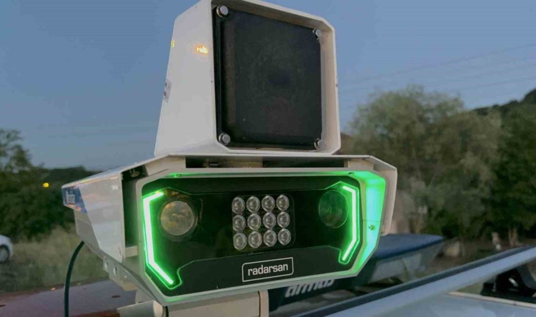 Yapay zeka destekli radar Düzce yollarında: 4 günde 526 bin ceza yazıldı Düzce’de Haziran ayının başında yollara çıkarılan yapay zeka destekli radar
