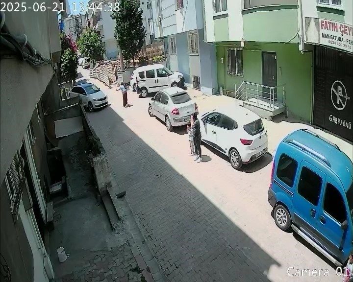 Yardım istedi, az kalsın otomobilinden oluyordu Kocaeli’nin Darıca ilçesinde kadın sürücü geri gelmek için yoldan geçen