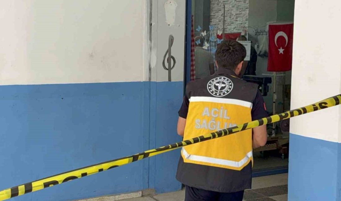 Yaşlı adam dükkanda ölü bulundu Düzce’de yaşlı adam bıçak bilediği dükkanında ölü bulundu. Olay, Bahçeşehir