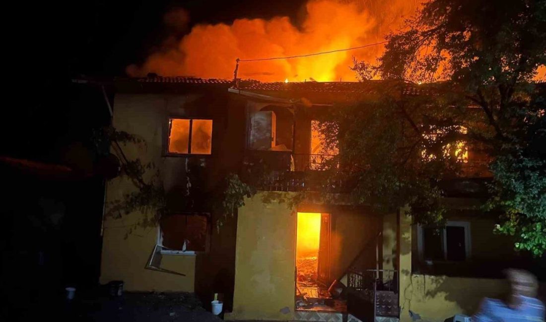 Yaşlı kadının 2 katlı evi küle döndü Bolu’nun Göynük ilçesinde yaşlı kadının yaşadığı 2 katlı ahşap ev,