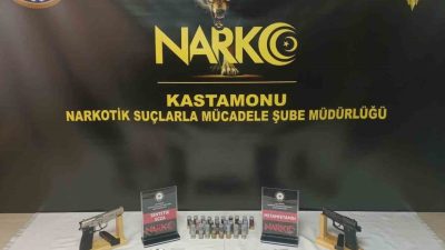 Kastamonu’da uyuşturucu sattıkları gerekçesiyle narkotik ekiplerince düzenlenen operasyonda yatağın altındaki