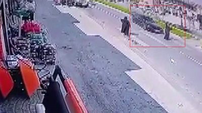 Sakarya’nın Adapazarı ilçesinde yaya geçidinden, yolun karşısına geçmek isteyen kadına