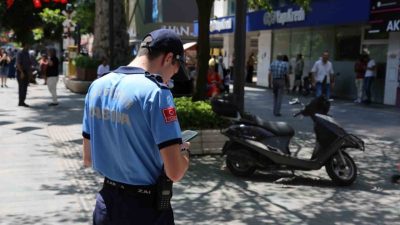 Kocaeli’de zabıta ekipleri, yayaların yoğun olarak kullandığı güzergahlarda motosikletlilere yönelik