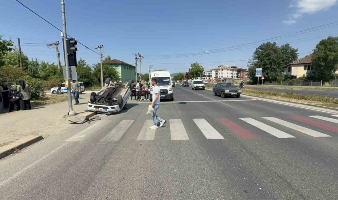 Yayaya yol veren otomobile çarpıp takla attı: 3 yaralı Düzce’de yaya geçidinde duran otomobile çarpıp takla atan otomobildeki 3