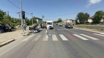 Düzce’de yaya geçidinde duran otomobile çarpıp takla atan otomobildeki 3