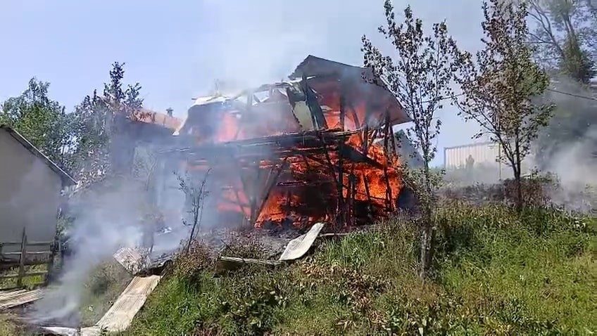 Yayla evi alev alev yandı Sakarya’nın Hendek ilçesinde bulunan Çiğdem Yaylası’ndaki bir ev alev alev