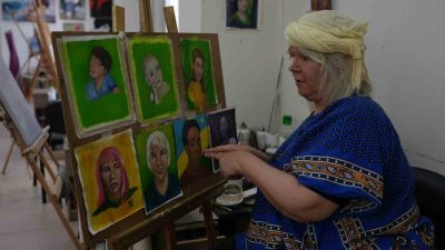 Düzce Belediyesi resim kursuna giden Yazar Gülcan Çelebi, “Yazdığım Kızıl