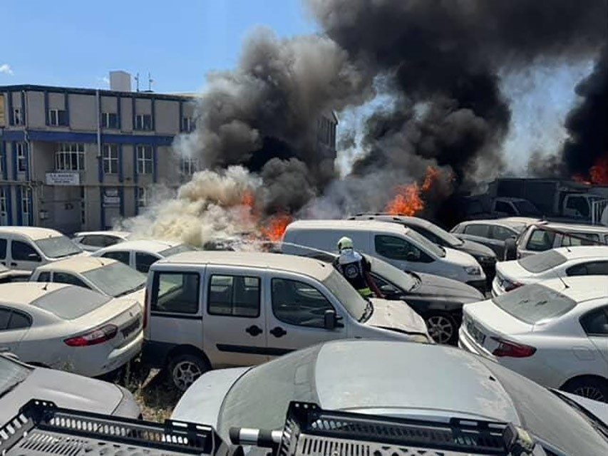Yediemin otoparkında 10 araç alevlere teslim oldu Kocaeli’nin Gebze ilçesindeki sanayi sitesinde çıkan ot yangını, rüzgarın etkisiyle