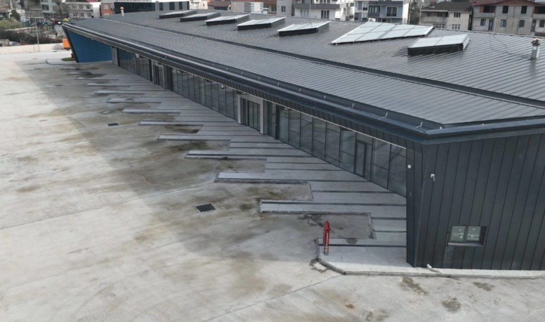 Kocaeli Büyükşehir Belediye Başkanı Tahir Büyükakın, son rötuşların yapıldığı Gölcük