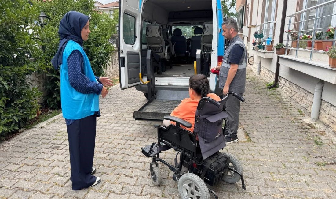 YKS serüveninde yol arkadaşı Sakarya Büyükşehir oldu Sakarya Büyükşehir Belediyesi, YKS’ye girecek özel gereksinimli bir öğrenciyi yalnız