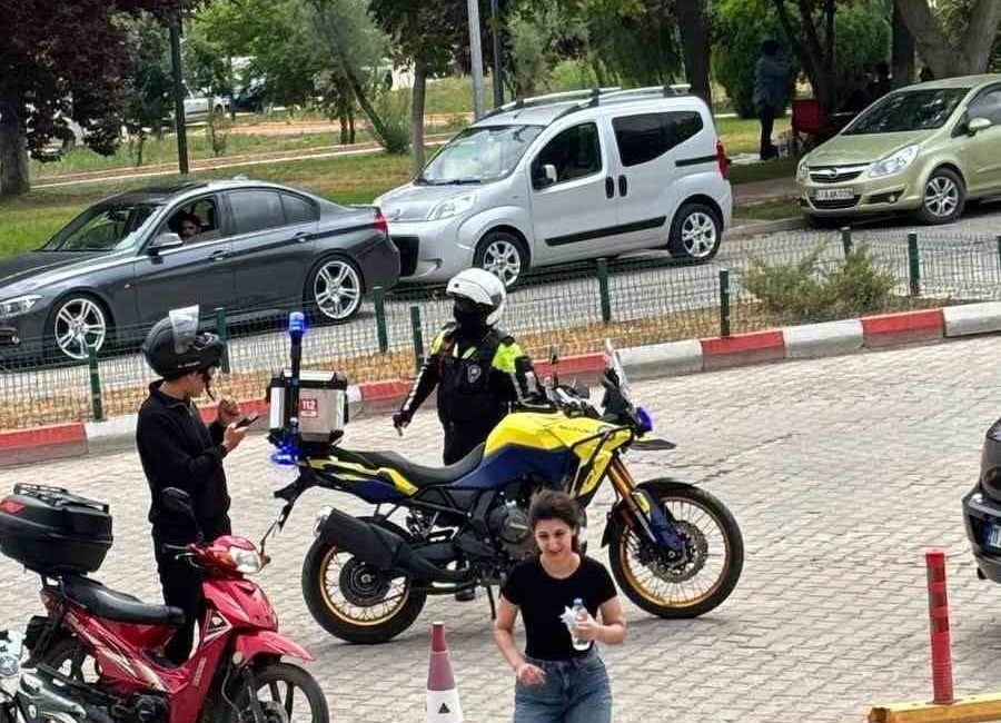 Bilecik’te bugün gerçekleştirilen Yükseköğretim Kurumları Sınavı (YKS) sırasında kimliğini evde