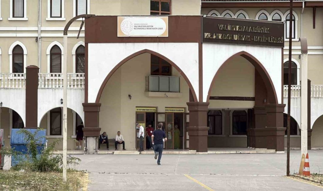 YKS’nin ilk oturumu başladı: Öğrenciler sınavda, veliler dışarda ter döküyor Yükseköğretim Kurumları Sınavı’nın (YKS) birinci oturumu olan TYT için Sakarya’da