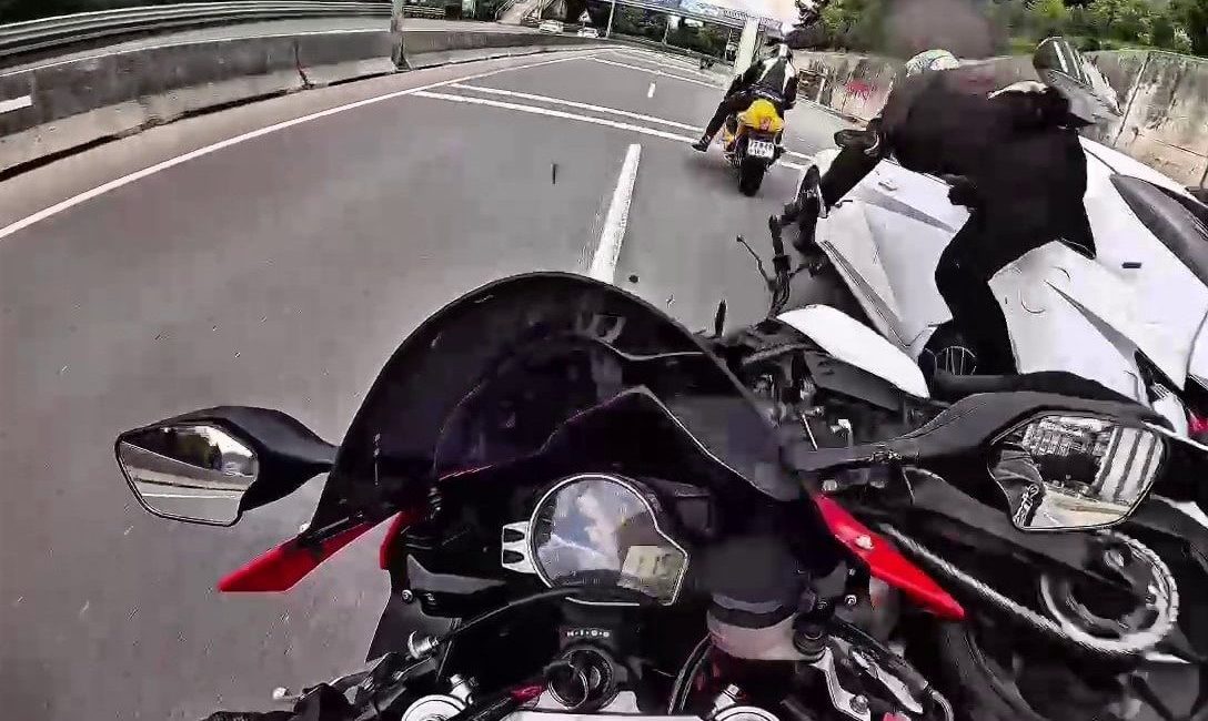 Yol değil, tuzak: 3 motorcunun yaralandığı kazanın yeni görüntüleri ortaya çıktı Kocaeli’de kanalizasyonun taşarak suların yola akması neticesi meydana gelen ve