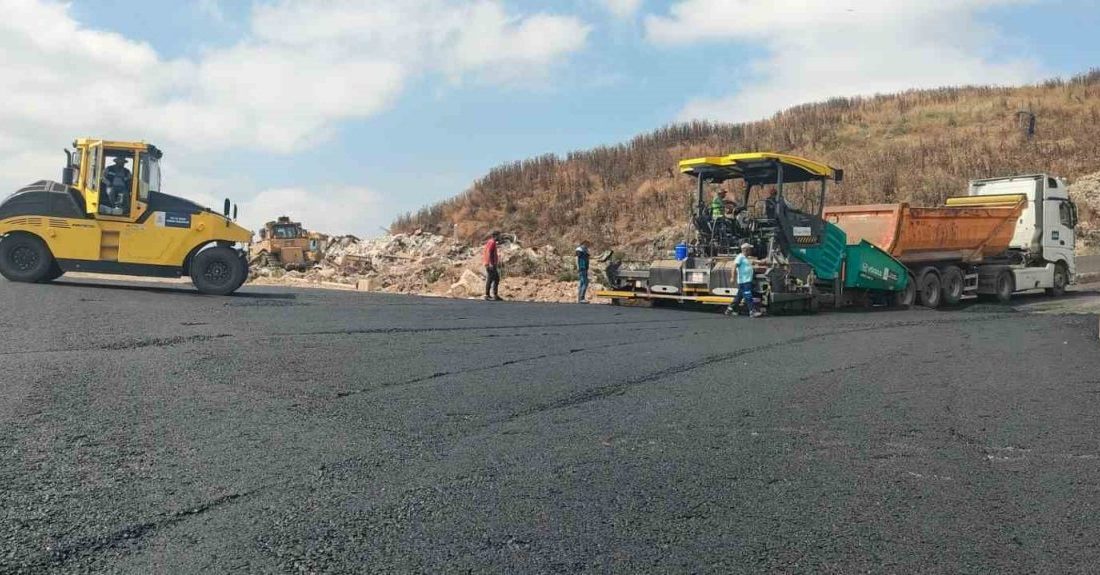 Yollara konfor katılıyor Alikahya Mahallesi’nde bulunan İzaydaş tesisinin iç yollarında kapsamlı asfaltlama çalışması