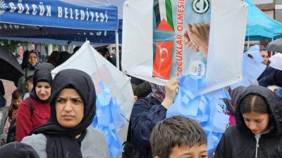 Gölcük’te sağanak yağışa rağmen yüzlerce kişi, Filistin’deki zulme dikkat çekmek