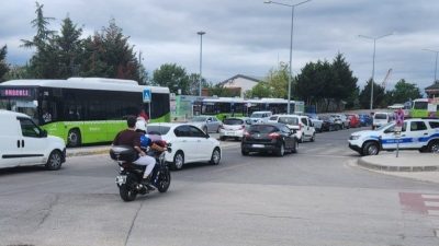 Kocaeli’de, Yükseköğretim Kurumları Sınavı’na geç kalan öğrenciler, zabıta ekipleri tarafından