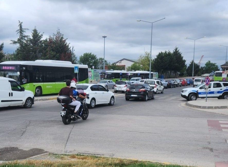 Zabıta ekipleri geç kalan öğrencileri sınava yetiştirdi Kocaeli’de, Yükseköğretim Kurumları Sınavı’na geç kalan öğrenciler, zabıta ekipleri tarafından