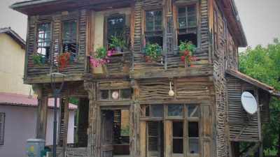 Gölcük’ün tarihi evleriyle meşhur Saraylı Mahallesi’nin simge yapılarından biri olan